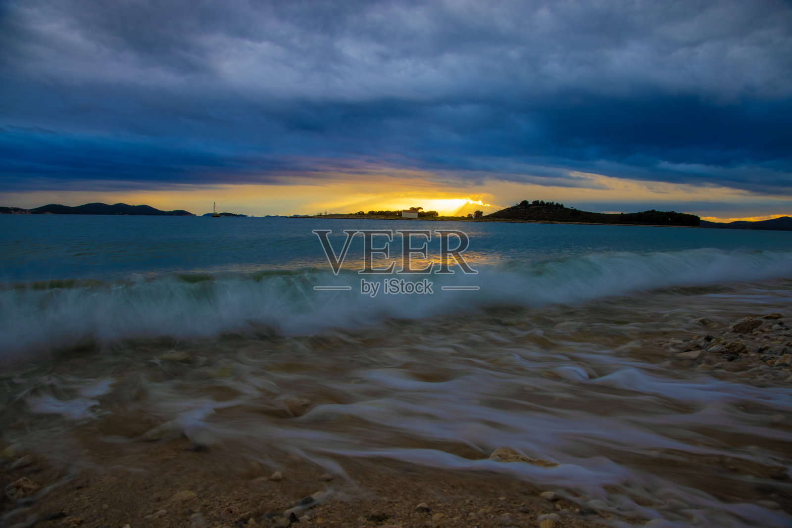 克罗地亚伊斯特拉的亚得里亚海沿岸，傍晚日落时，乌云密布，狂风大作，伴随着海浪照片摄影图片