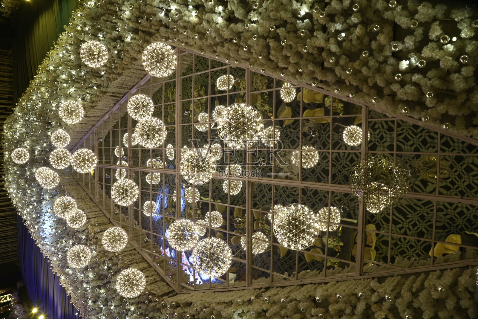 用彩灯和鲜花举办印度婚礼照片摄影图片