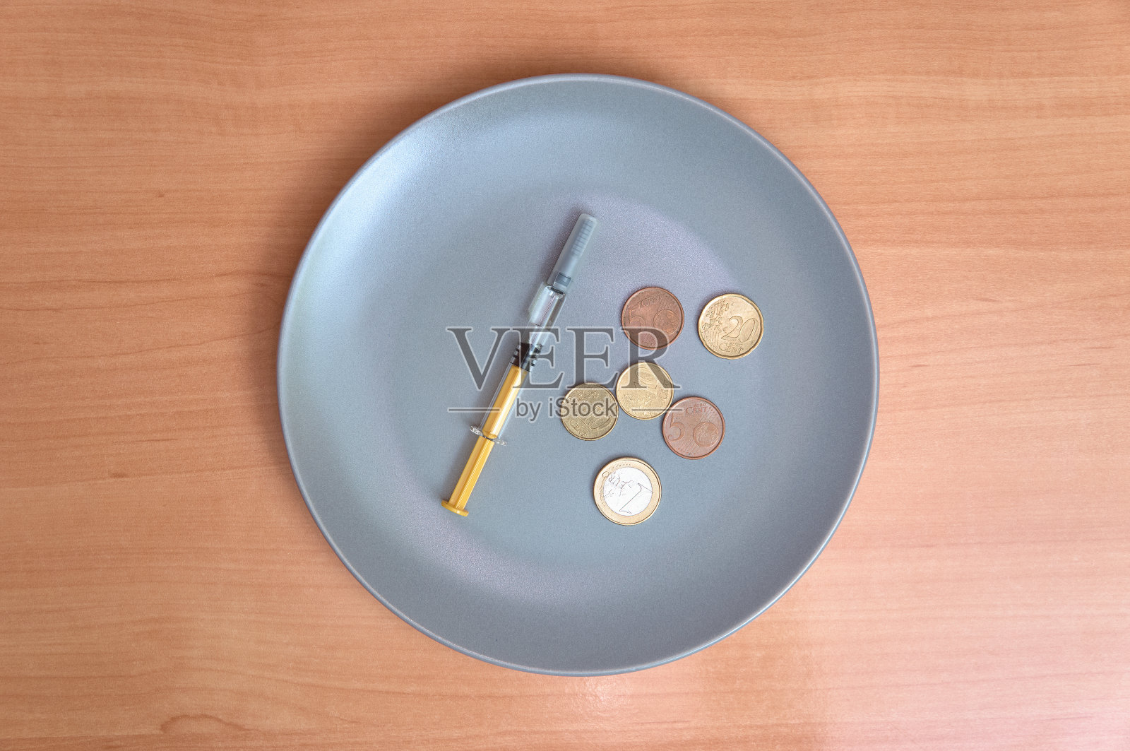 利用注射器接种冠状病毒、冠状病毒或流感疫苗的盘子里装钱。投机和疫苗生意。照片摄影图片