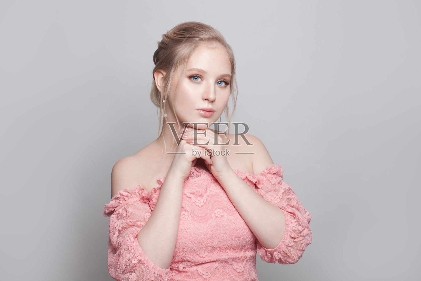 美丽温柔的女人，白色背景下的金发发型照片摄影图片