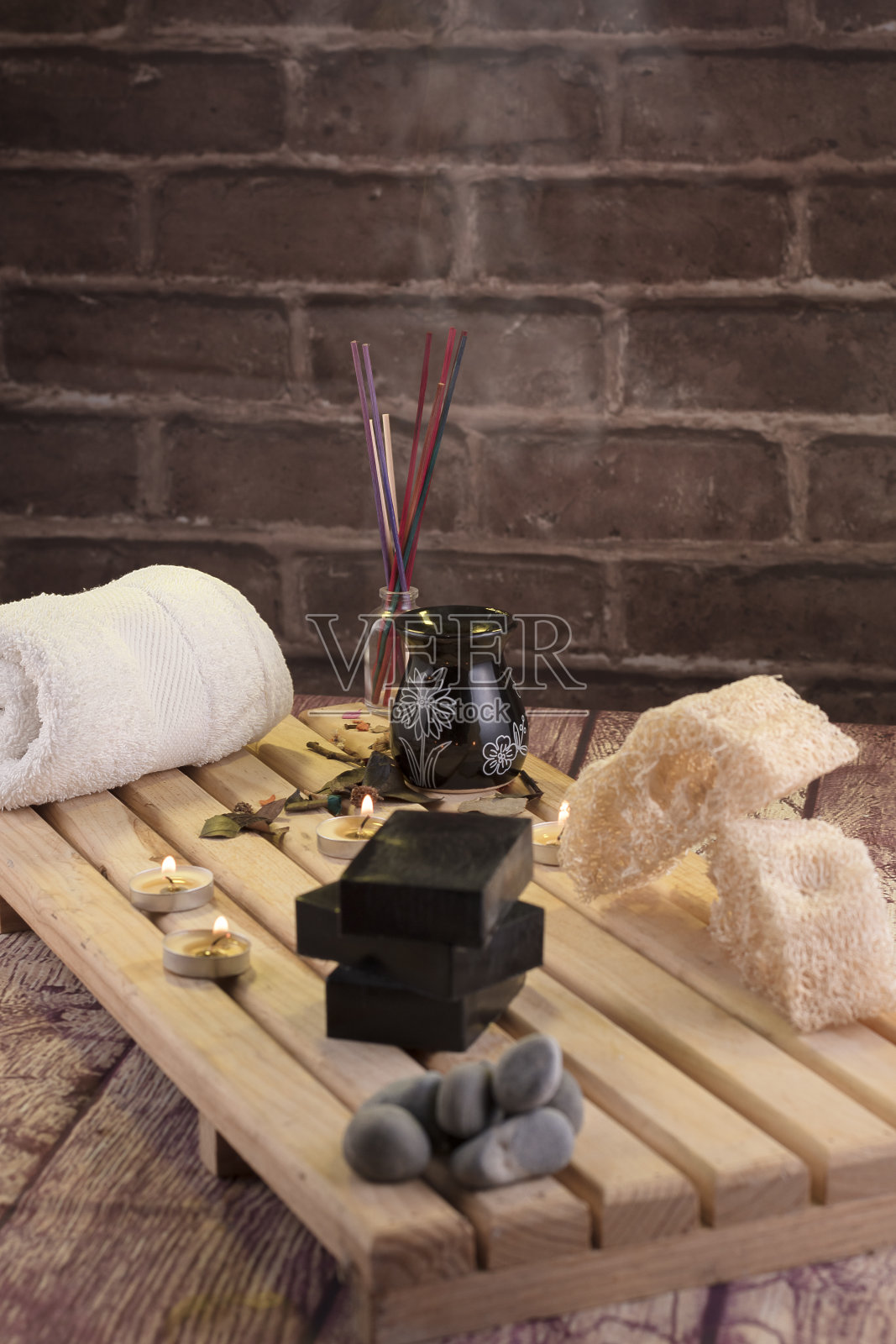 Spa，蜡烛，天然有机肥皂，植物，天然丝瓜，毛巾，香中香，在温暖的地方进行皮肤护理照片摄影图片