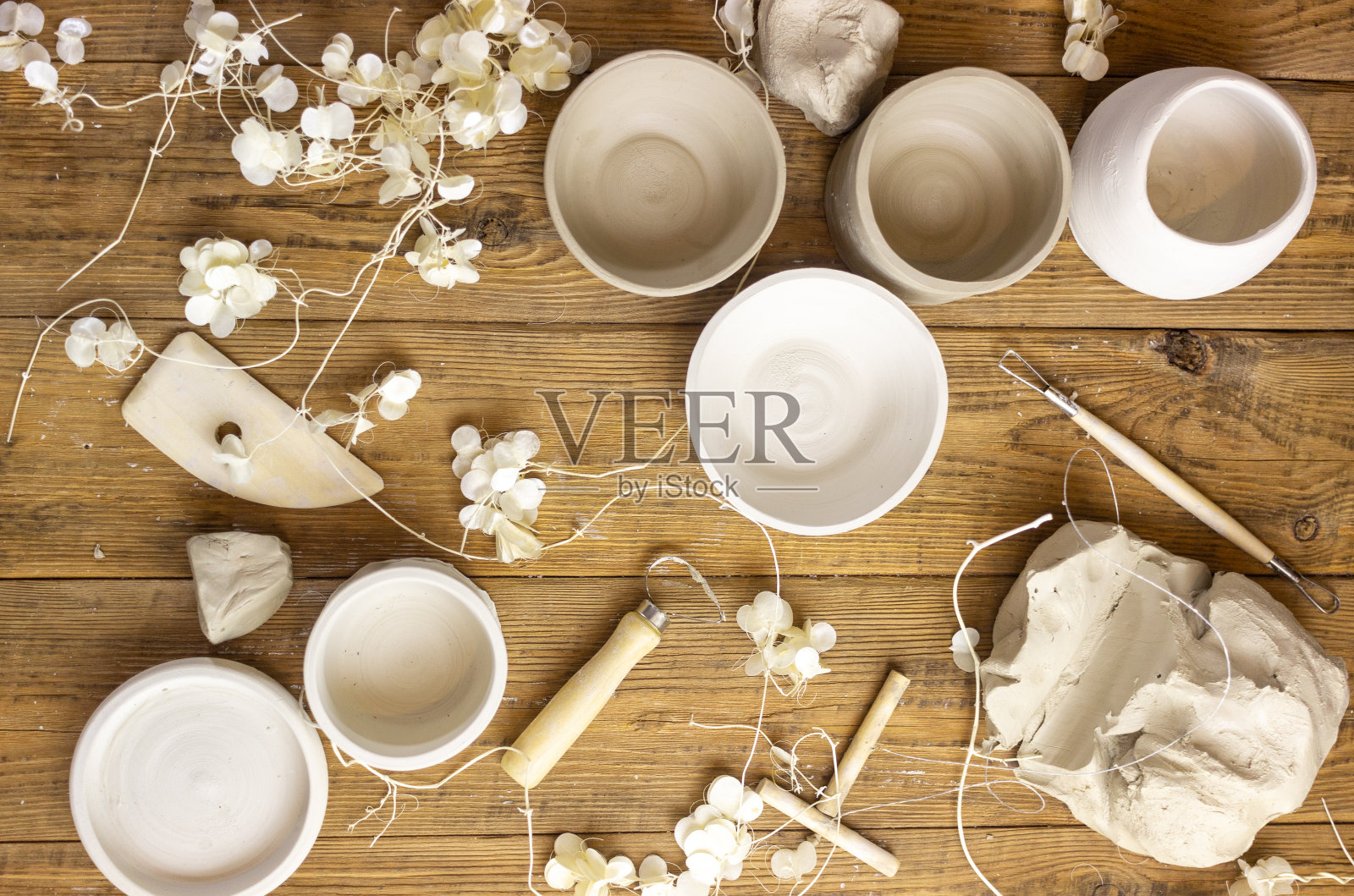 木制背景上的陶瓷陶器照片摄影图片