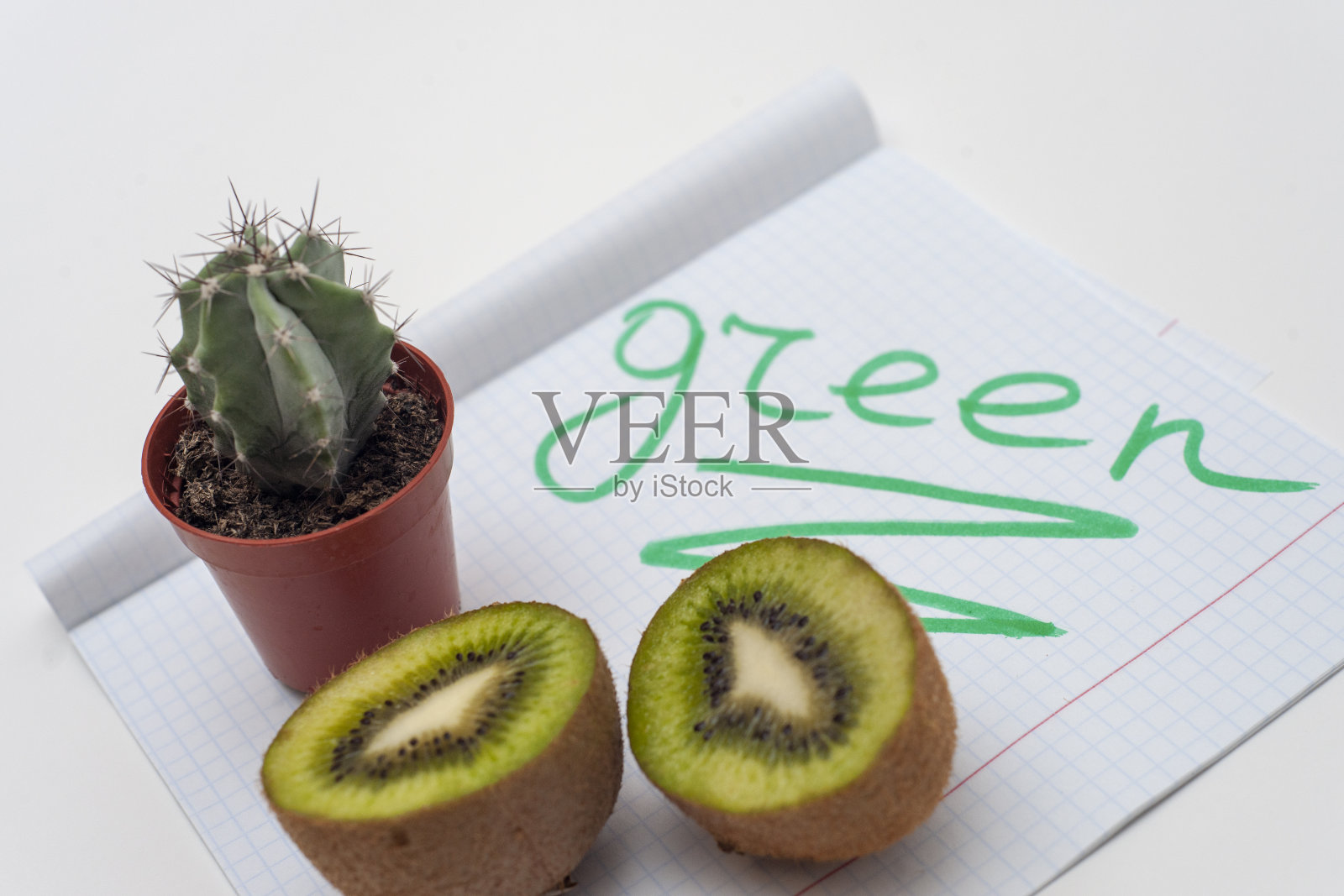 两块猕猴桃照片摄影图片