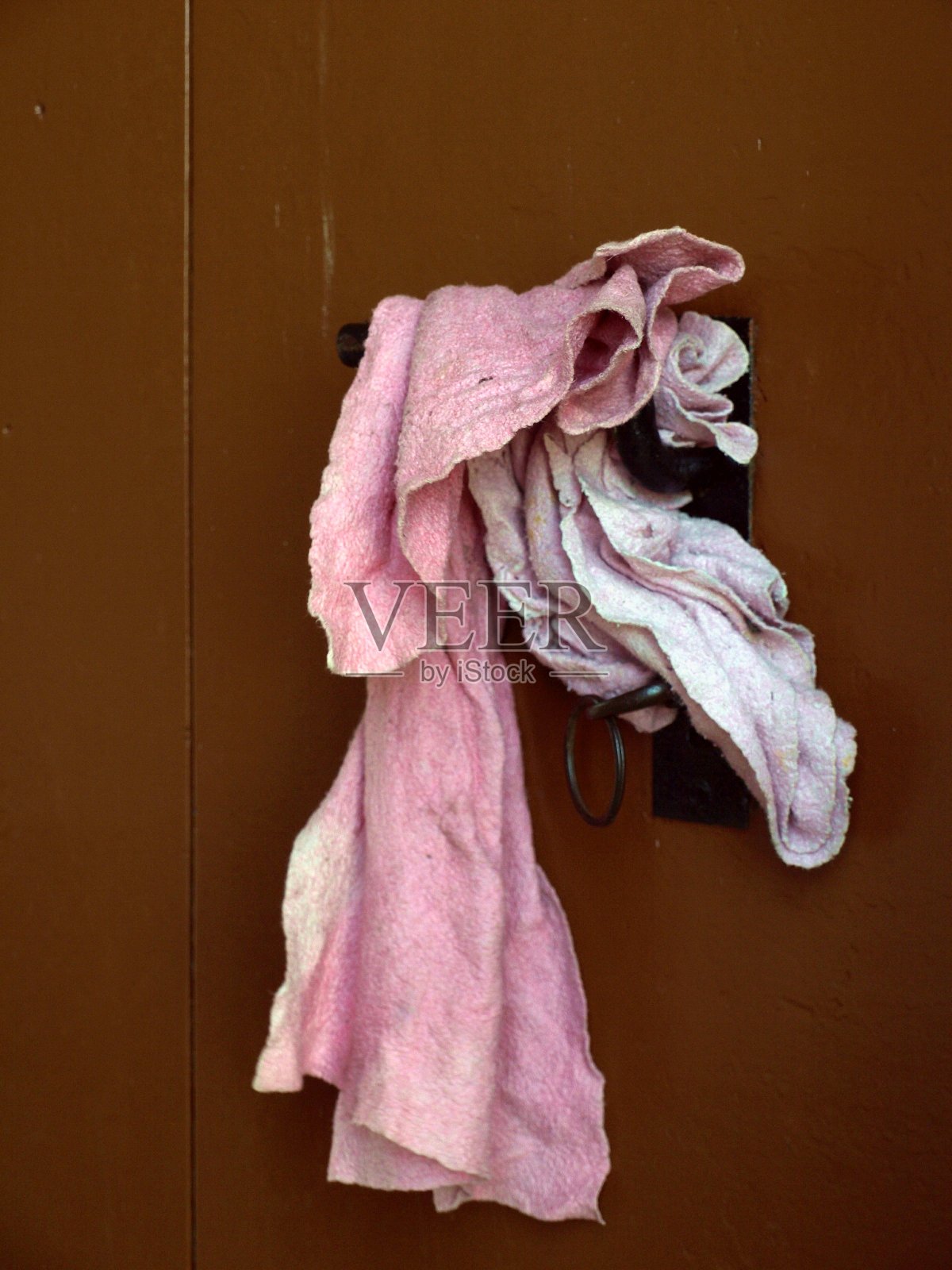 在门把手上擦布照片摄影图片