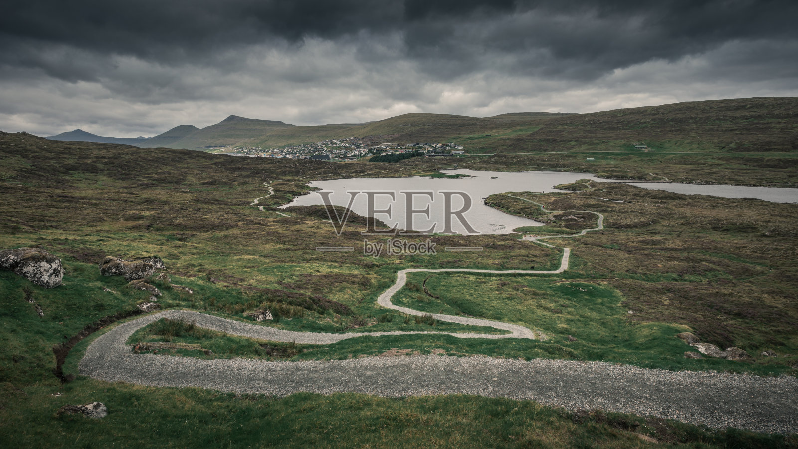 Toftavatn湖边的徒步小径照片摄影图片