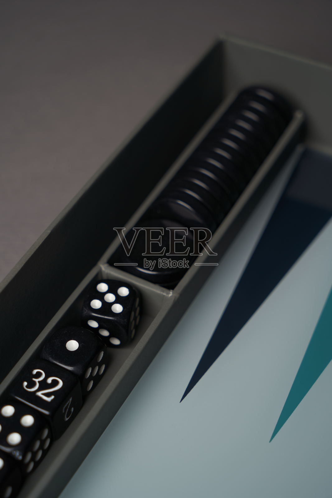 西洋双陆棋游戏与跳棋和骰子，俯视图。照片摄影图片