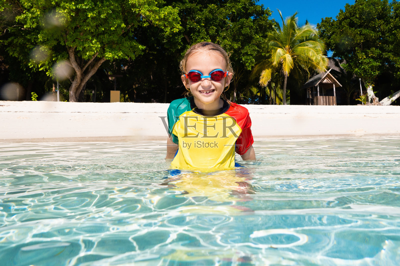 孩子们在海滩上玩耍。孩子们在海上玩耍。照片摄影图片