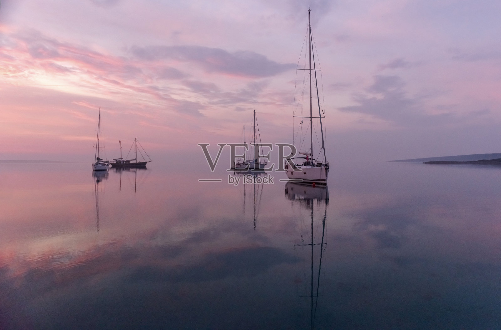 日出前停泊在海湾的帆船照片摄影图片