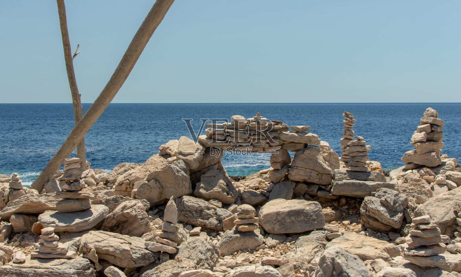海卵石在蔚蓝的大海和晴朗的天空映衬下雕刻照片摄影图片