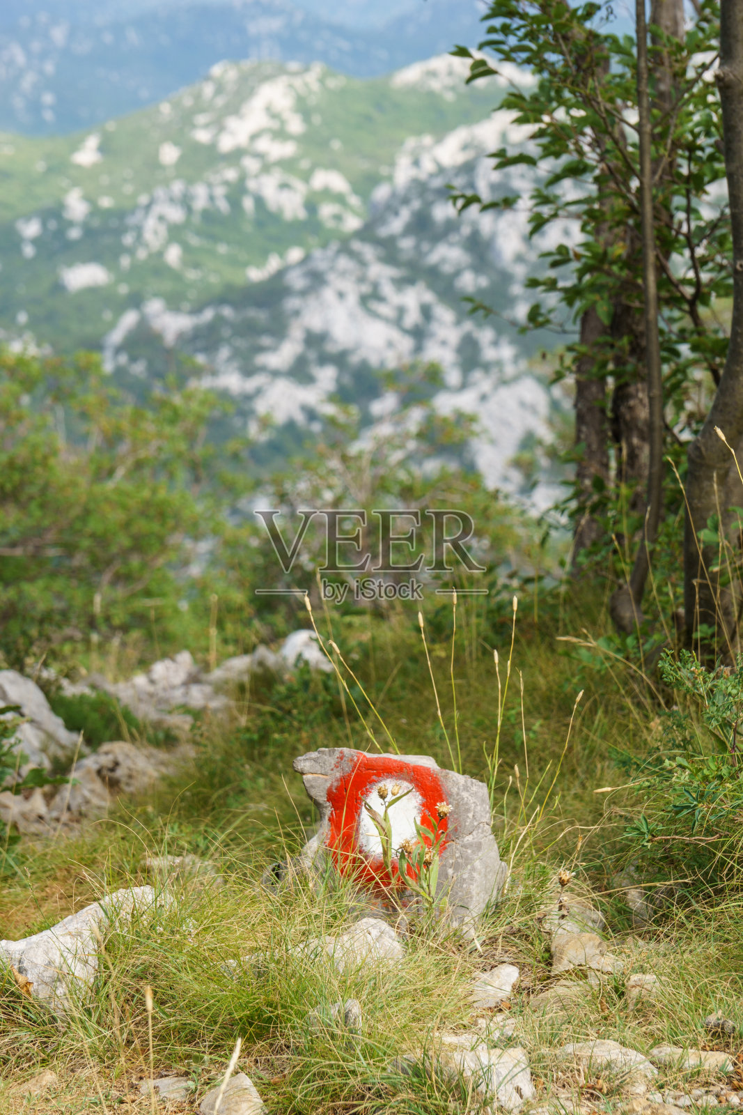 在克罗地亚喀斯特地貌的石头上的小径标记，paklenica国家公园照片摄影图片