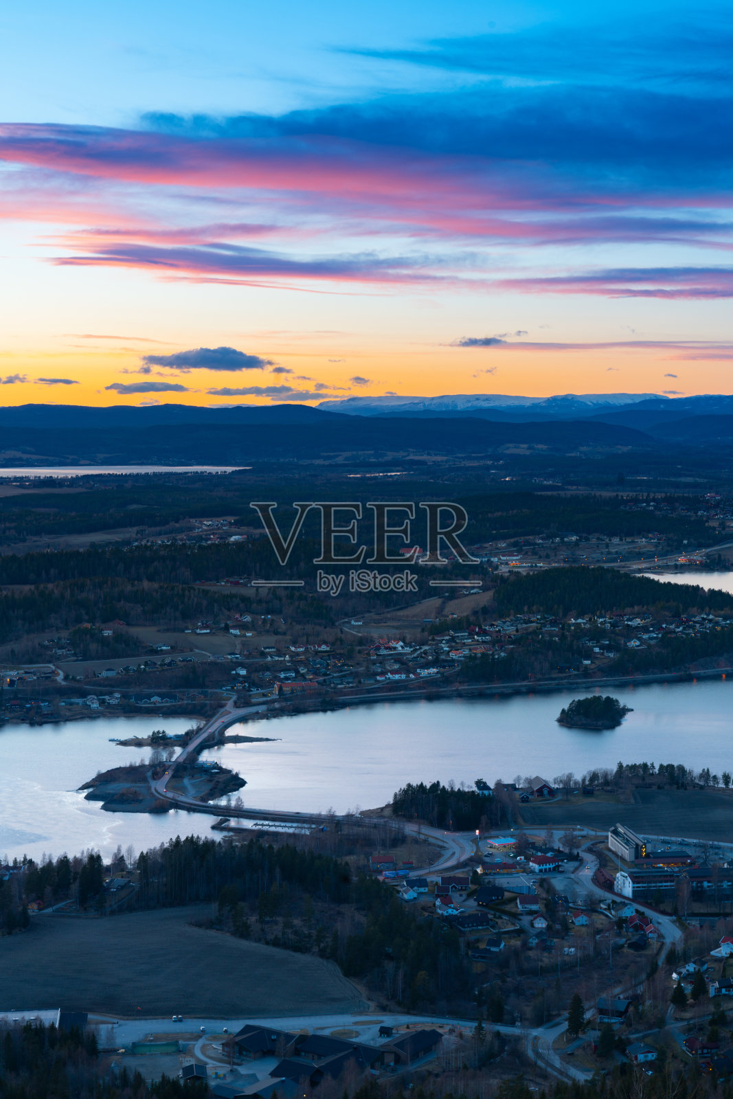 史坦斯峡湾的日落，位于挪威的巴斯克鲁德的提尔夫约登湖的一个分支。从Kongens Utsikt(皇家视图)在Krokkleiva，维肯国家。照片摄影图片