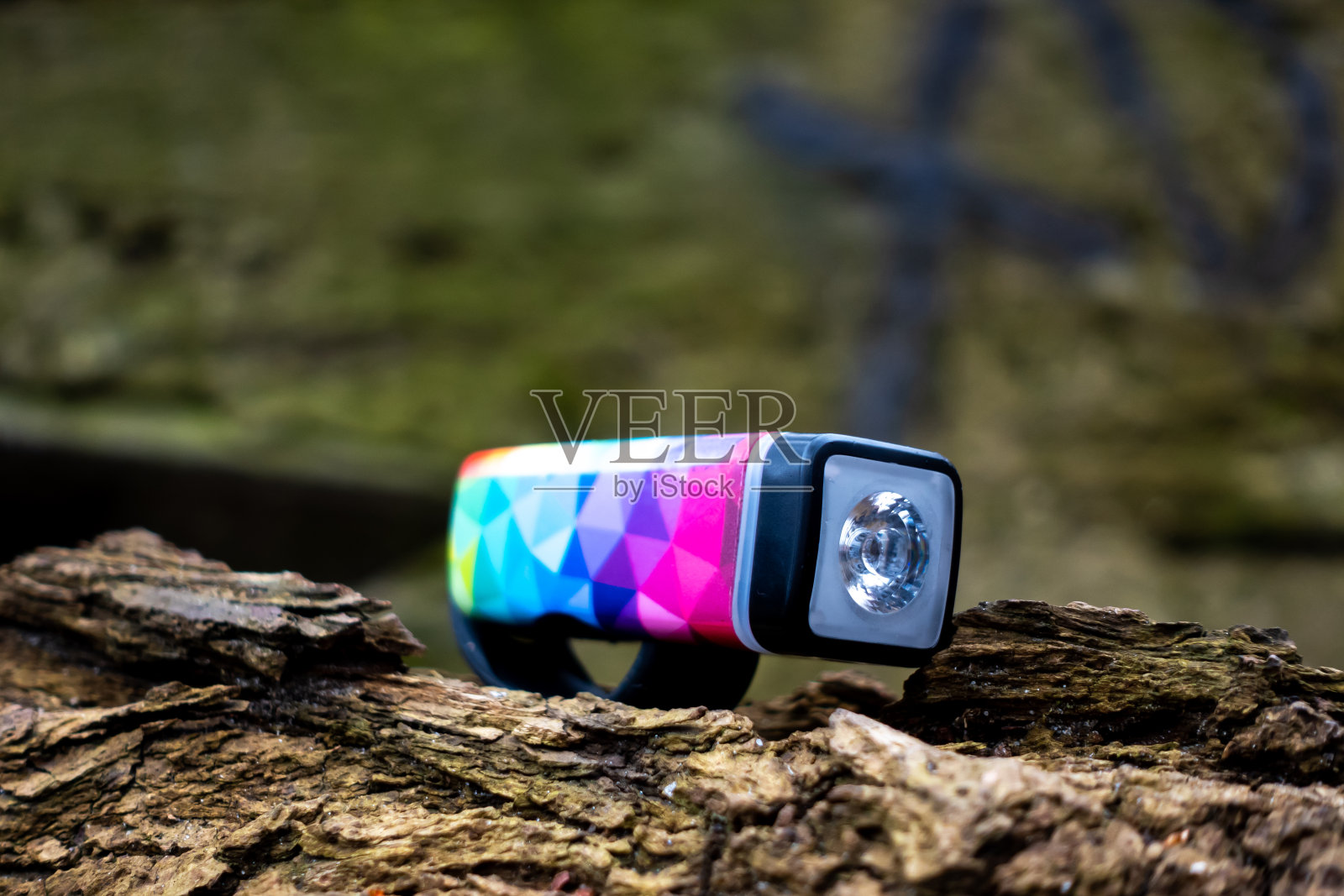 彩色的自行车灯在一根木头的背景上。照片摄影图片