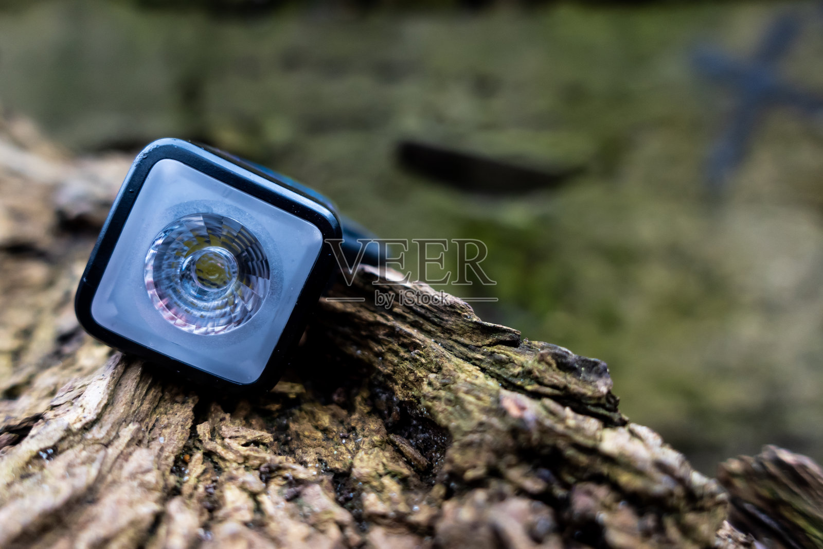 彩色的自行车灯在一根木头的背景上。照片摄影图片