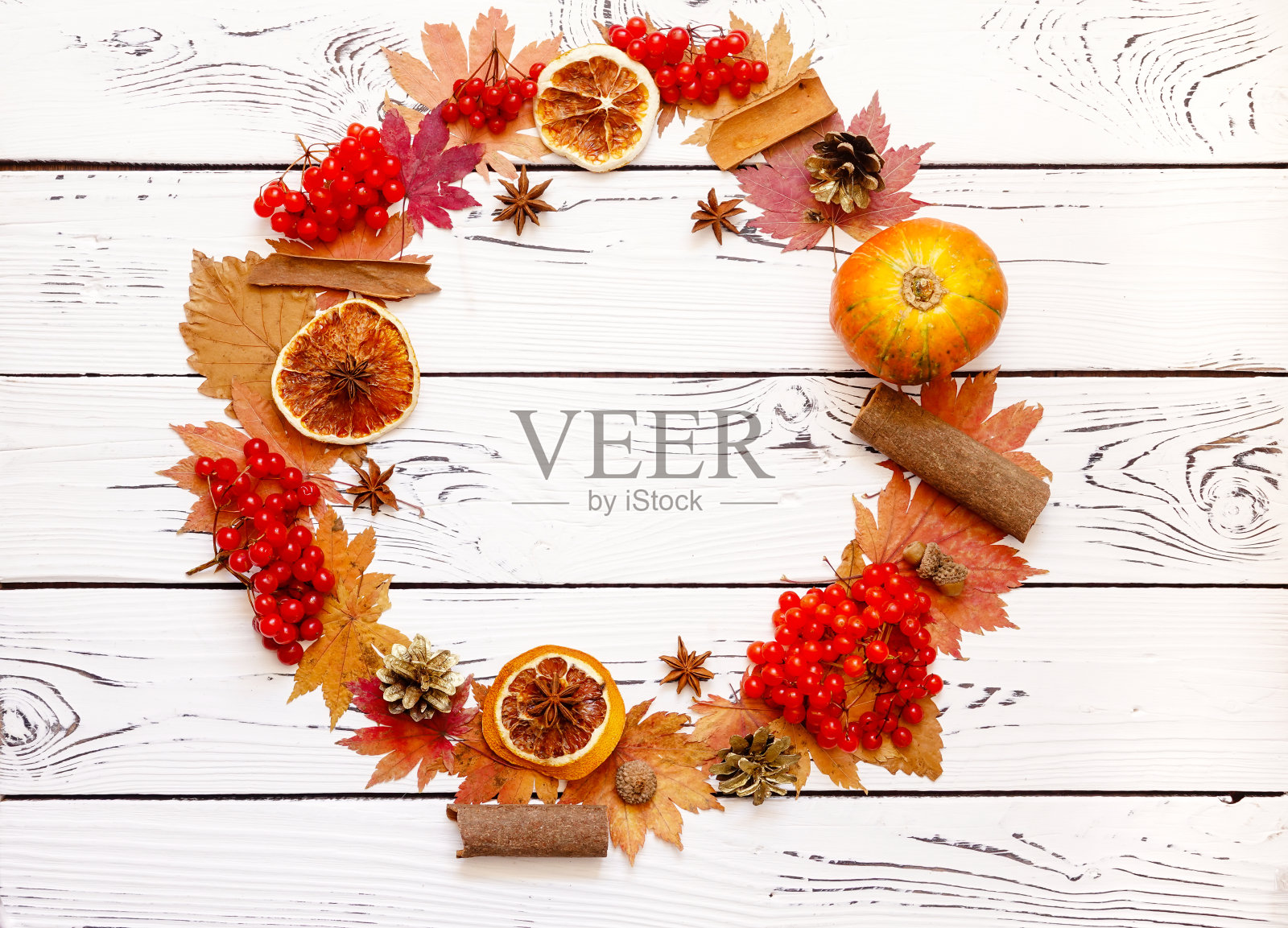 由秋叶、水果和蔬菜组成的圆圈照片摄影图片