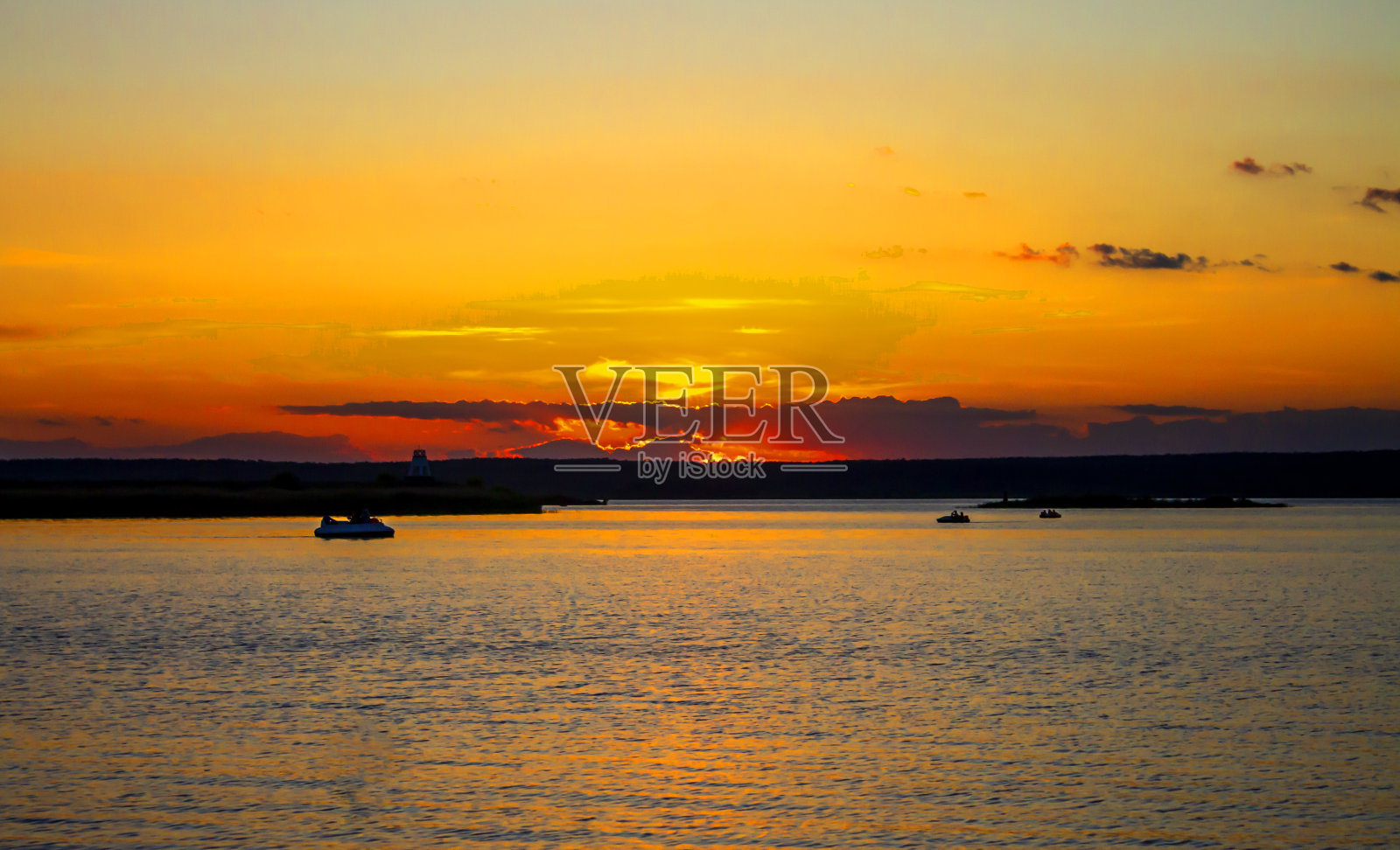 夕阳对河、湖进行了艺术处理照片摄影图片