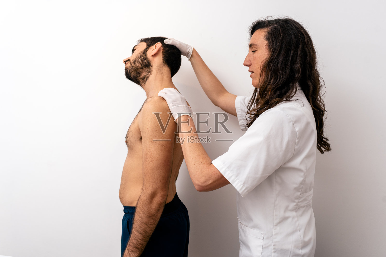 男子在理疗诊所接受颈部按摩照片摄影图片