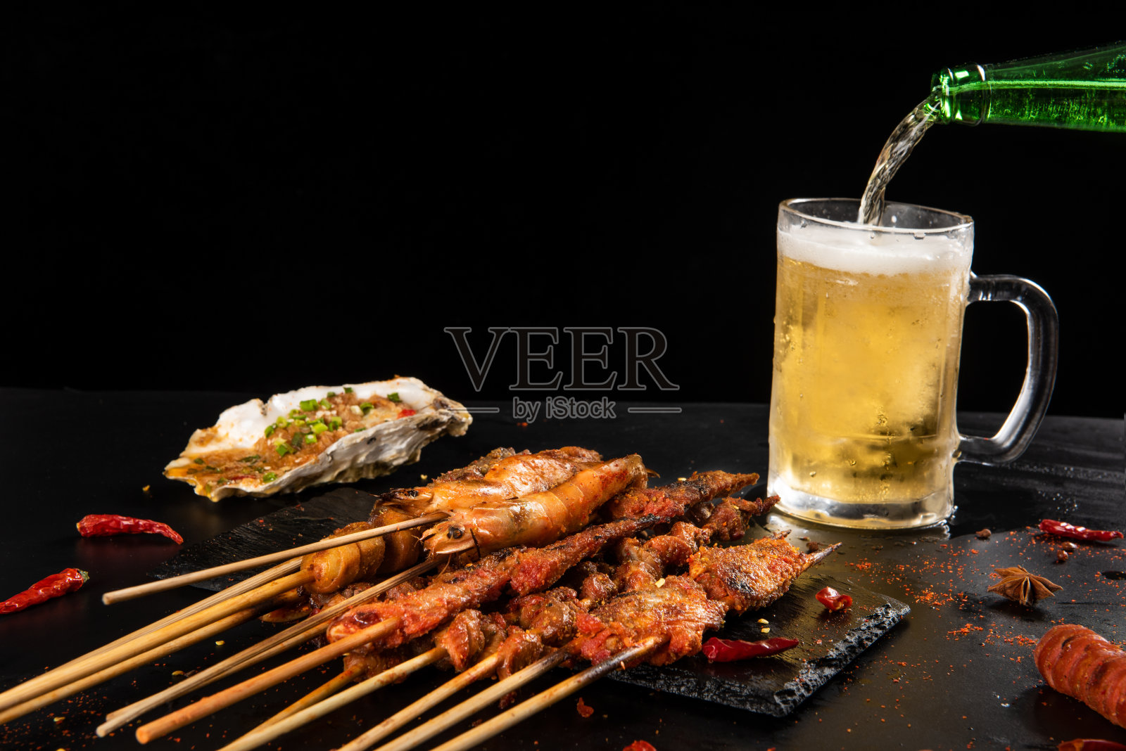 烤羊肉串。烤肉串。烧烤肉配啤酒照片摄影图片