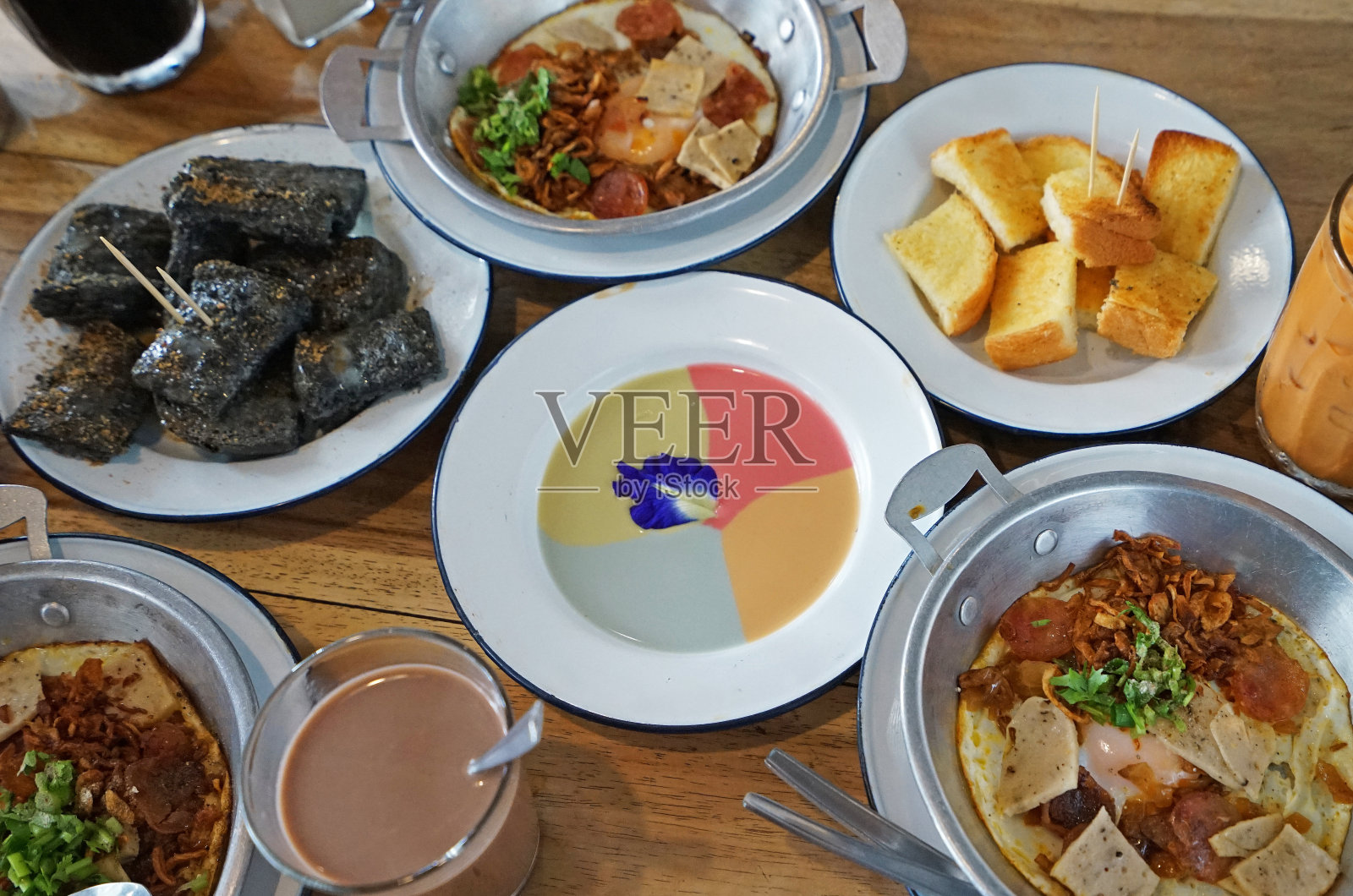 越南河粉配印度支那平底锅煎蛋和涂着彩色果酱的奶油面包照片摄影图片