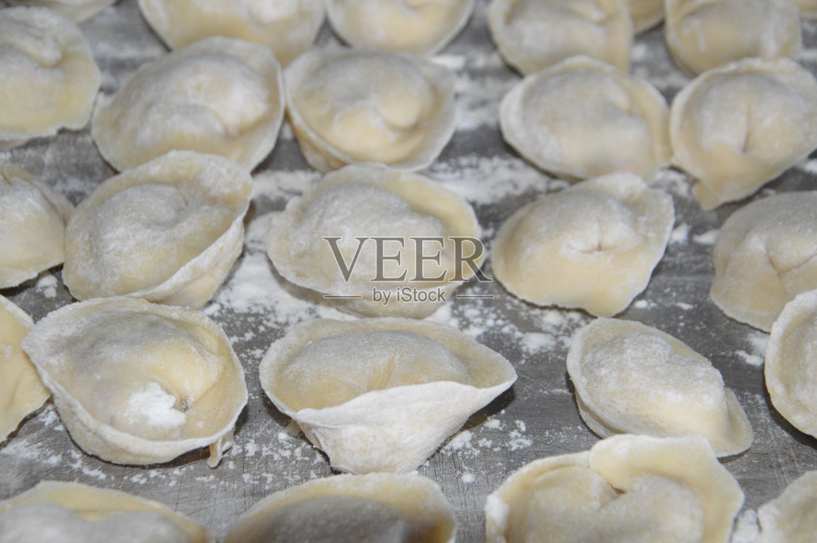 用肉末手工捏成面团的饺子照片摄影图片