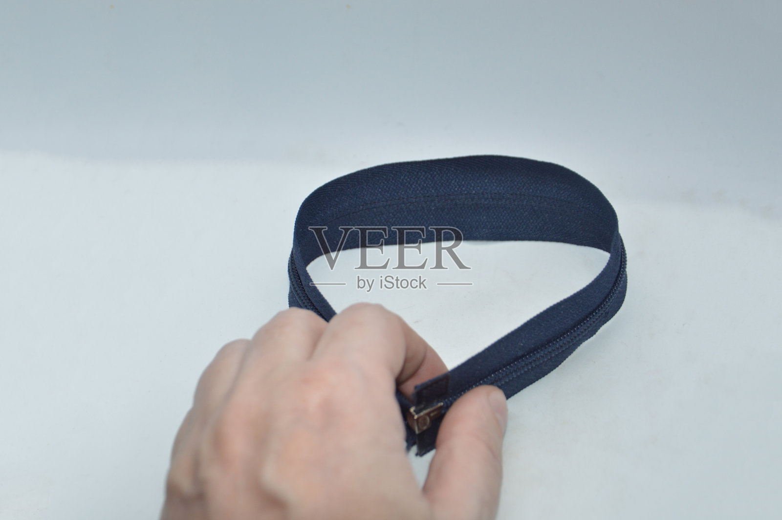 在白色背景上系衣服用的旧拉链照片摄影图片