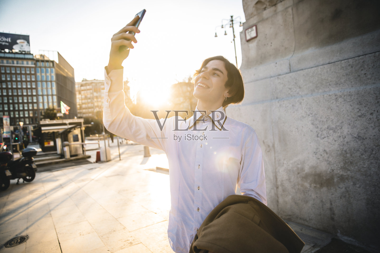 微笑英俊的商人使用智能手机照片摄影图片