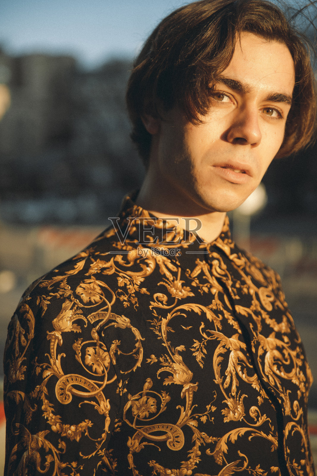 火车站里的帅哥照片摄影图片