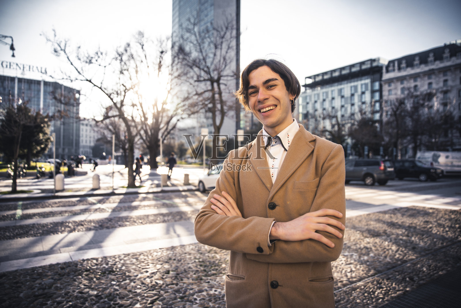 商人在火车站照片摄影图片