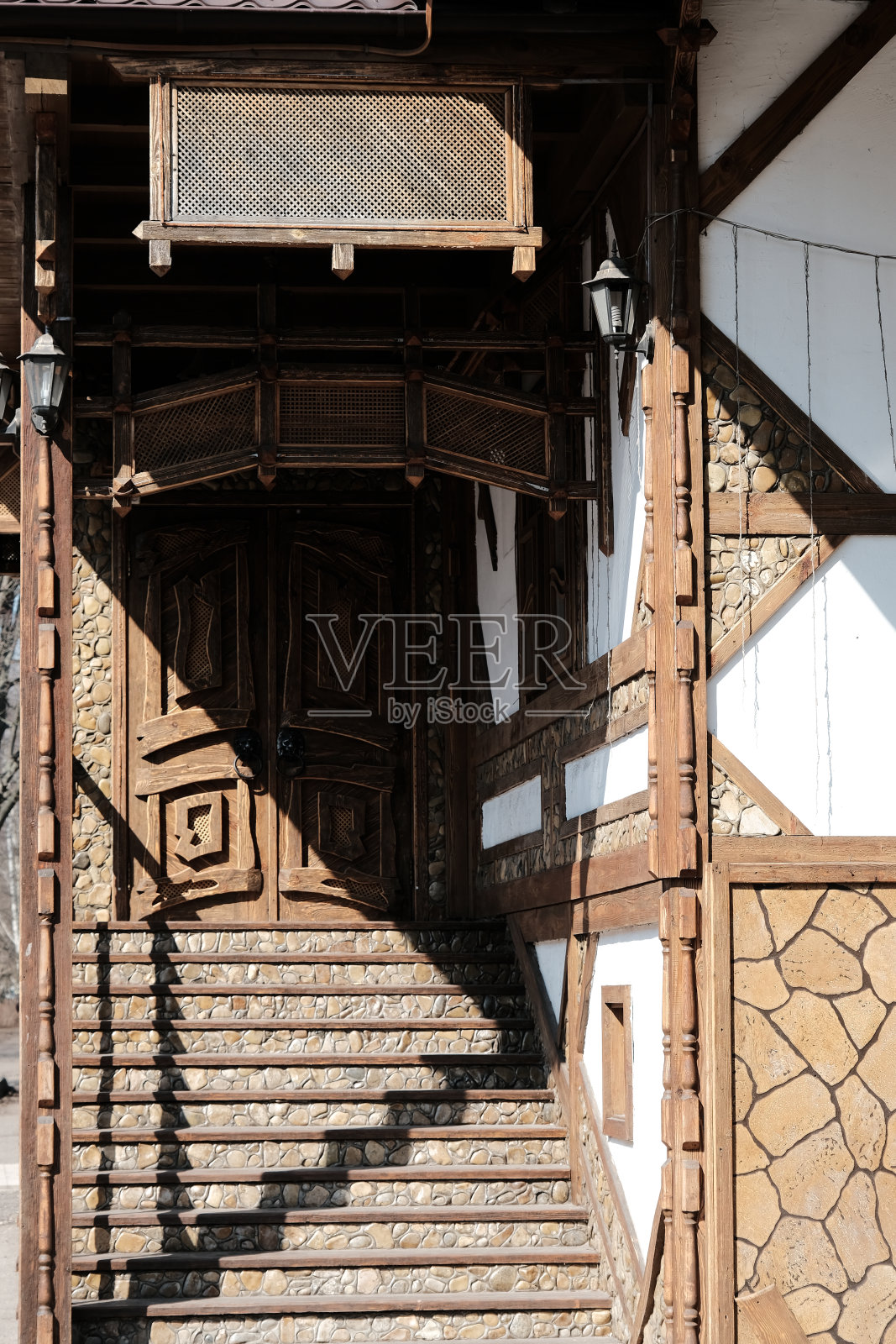 正面双木门在阳光下照片摄影图片