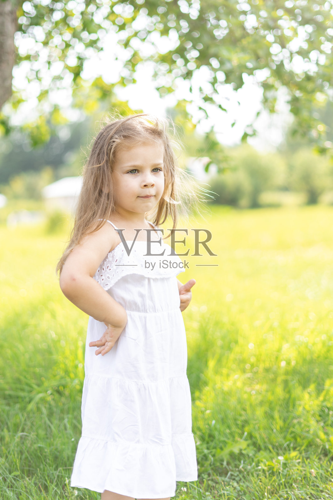 乡下可爱的白人小女孩照片摄影图片