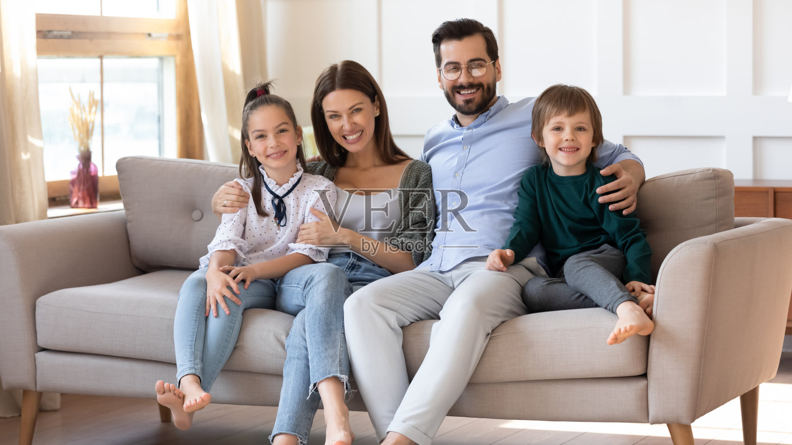 幸福家庭的肖像和孩子们在家里放松照片摄影图片