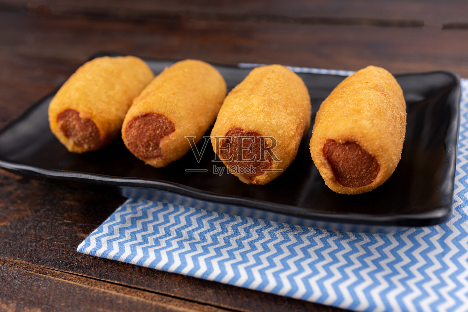 油炸聚会小吃-香肠肉饼照片摄影图片