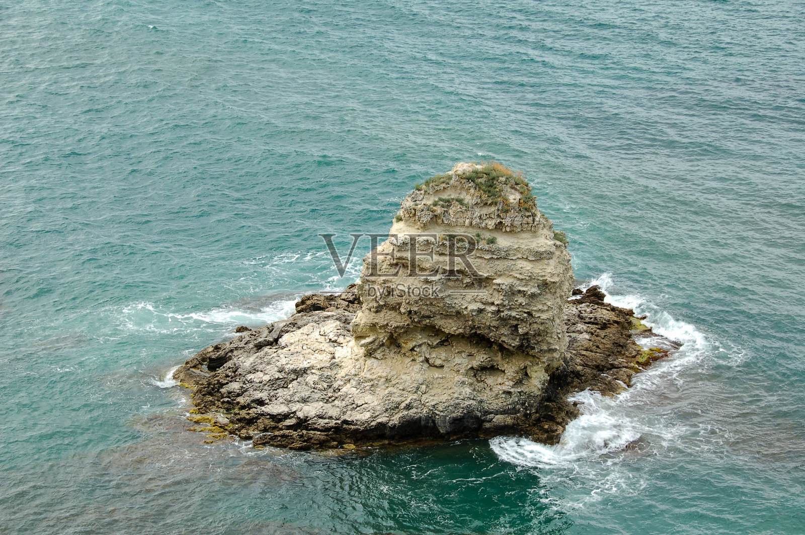 克里米亚黑海沿岸。岩石海岸和海上孤独的岩石是塔尔坎库特的典型特征。照片摄影图片