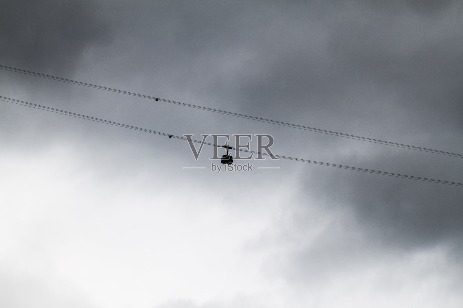 塔塔夫之翼索道穿过沃罗坦河谷到达塔塔夫修道院，阿曼照片摄影图片