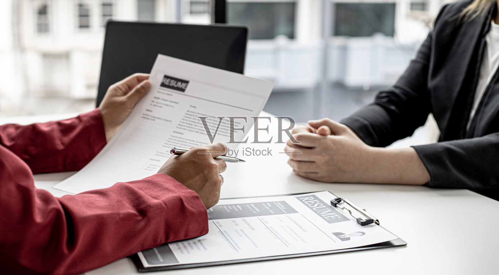 经理正在面试求职者，阅读求职者简历上的个人信息。招聘的想法是在空缺的岗位上招聘员工。照片摄影图片