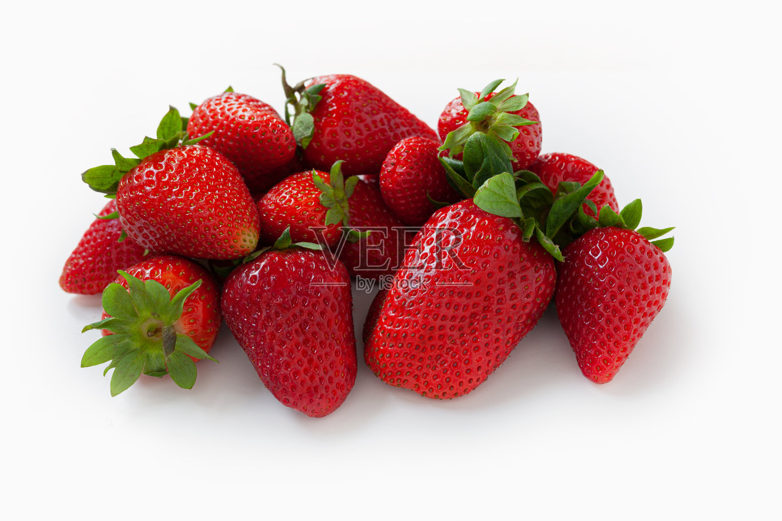 一组新鲜成熟的红草莓，白色背景下的绿叶照片摄影图片