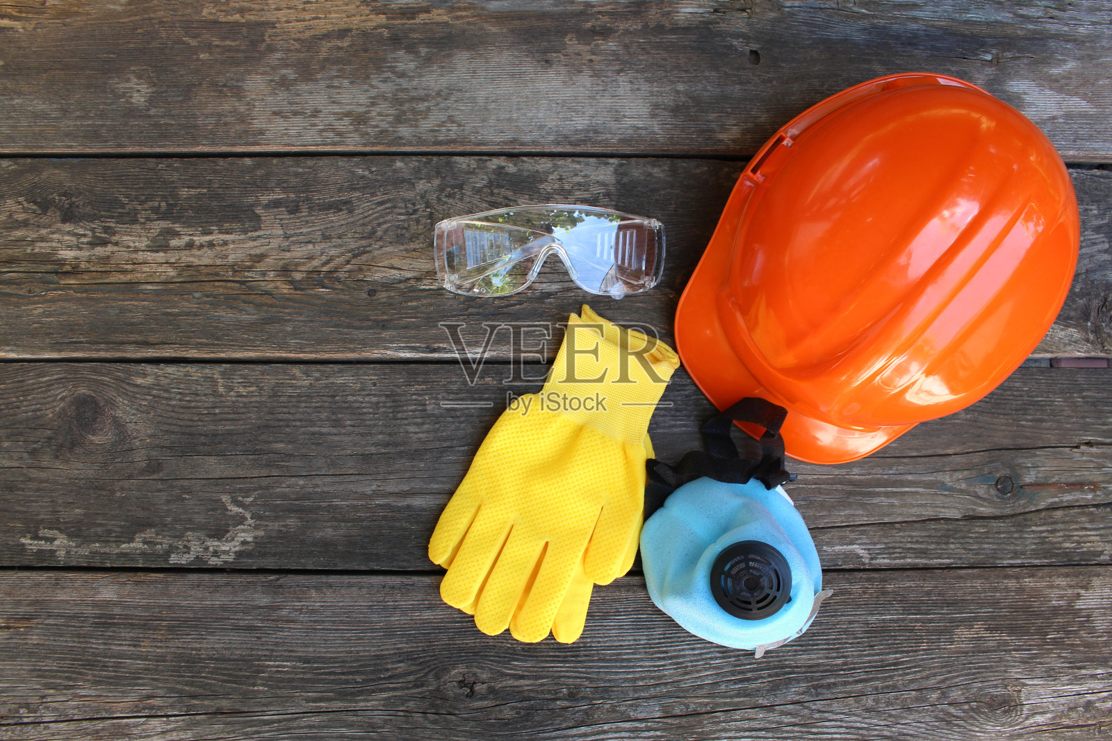 在古老的木制背景上的保护手段。前视图。照片摄影图片