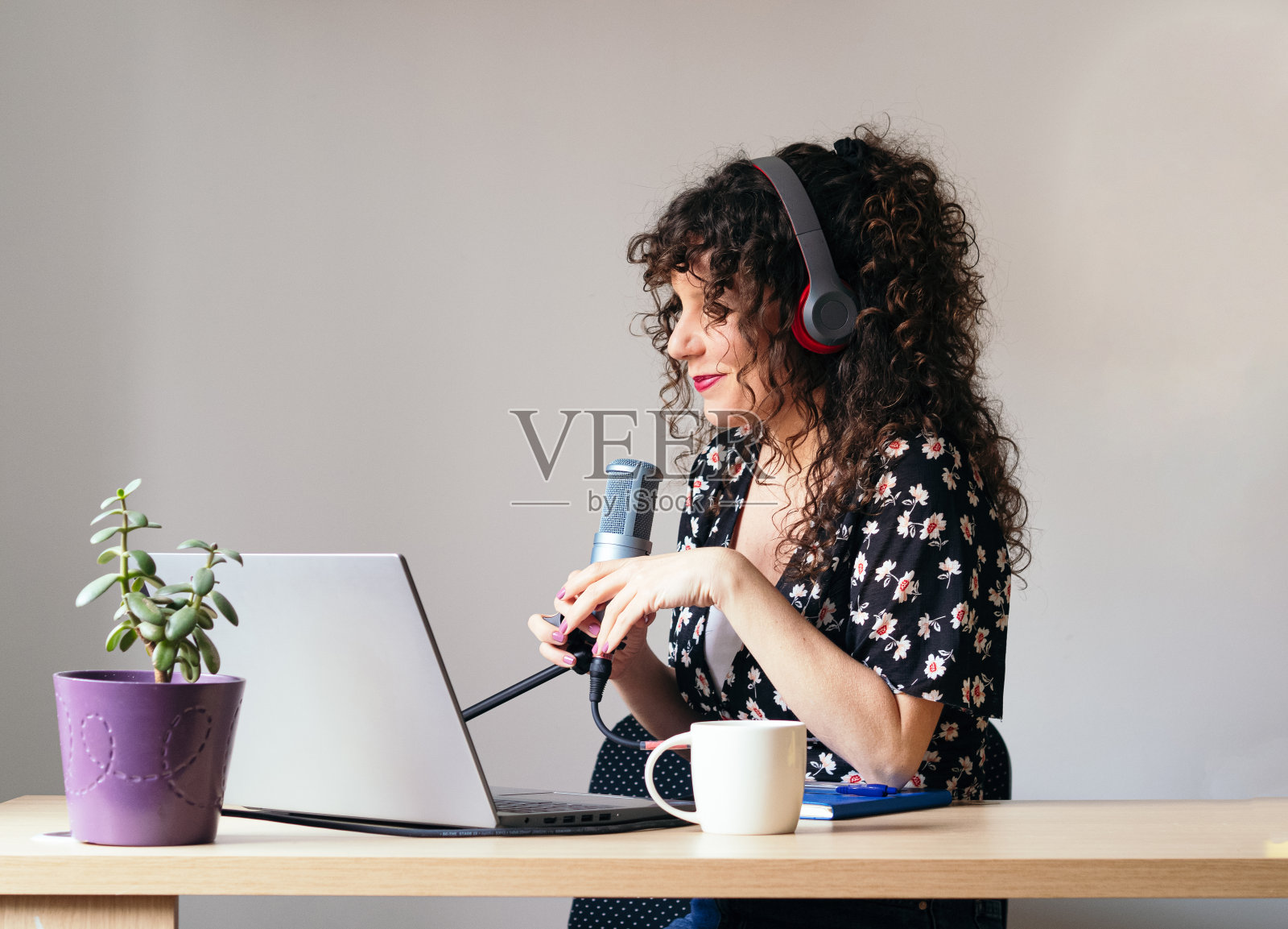 录制广播节目的女性内容创作者照片摄影图片