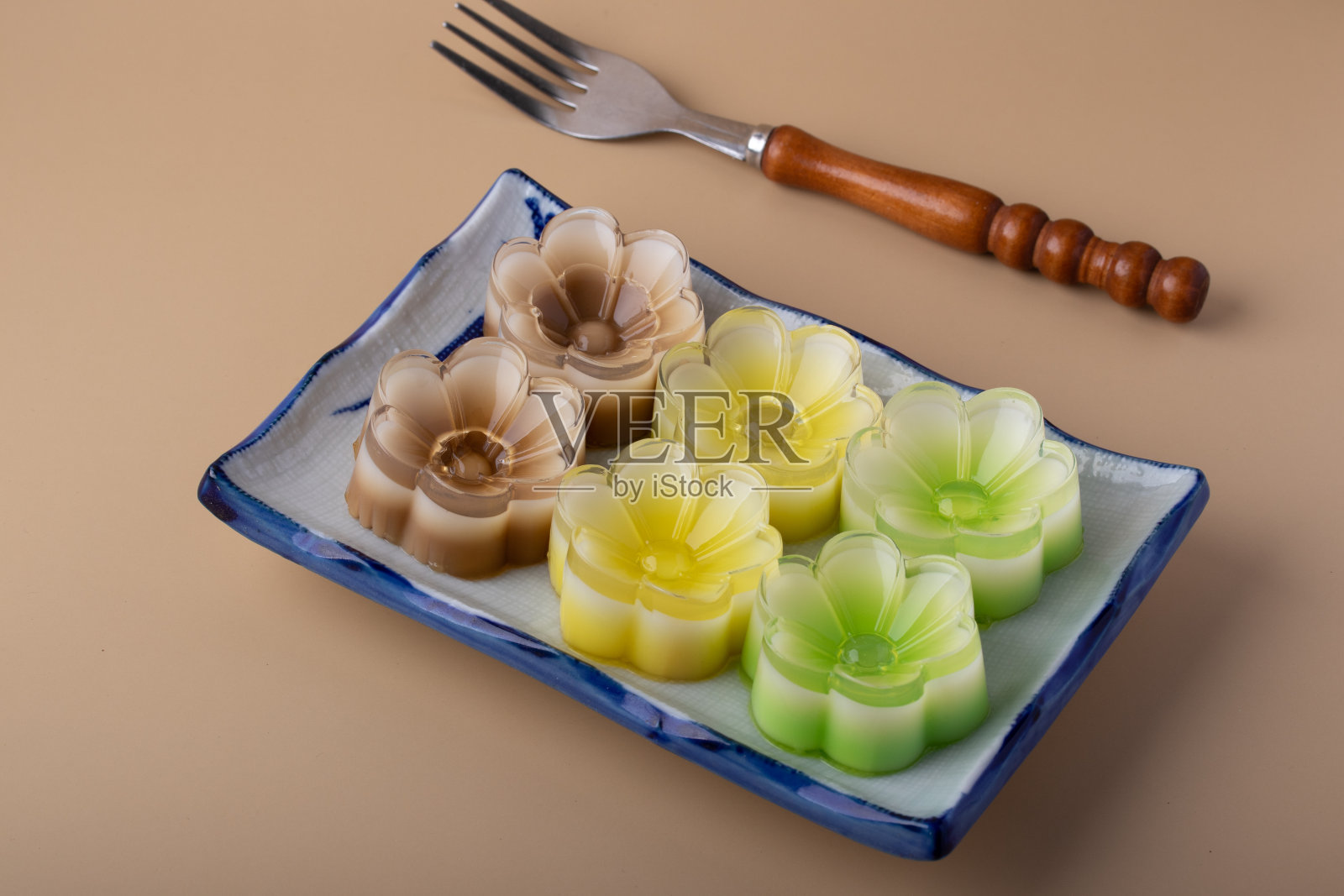 花形果冻在一个盘子里，在棕色的背景照片摄影图片