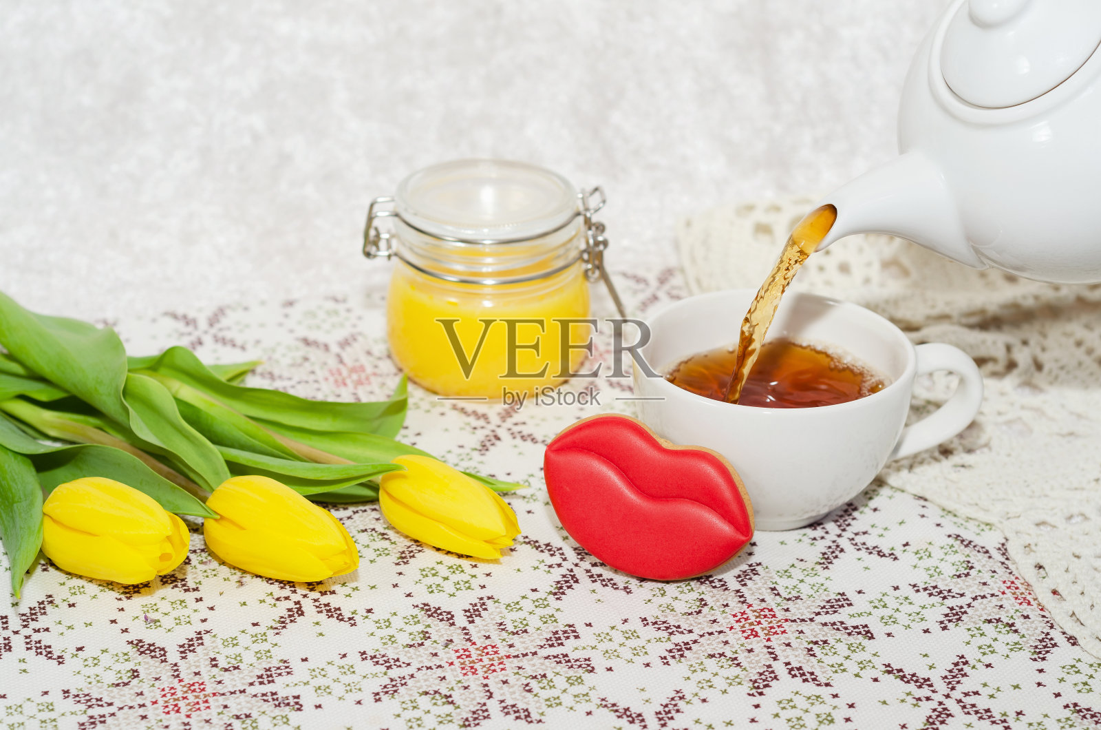 侧视图倒茶，花，饼干和蜂蜜。有选择性的重点照片摄影图片