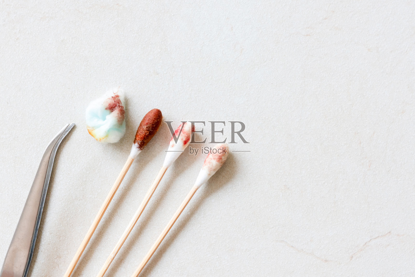 不锈钢抗菌剂镊子，意外血液。医用洗涤剂，急救用品为你的文本复制空间。照片摄影图片