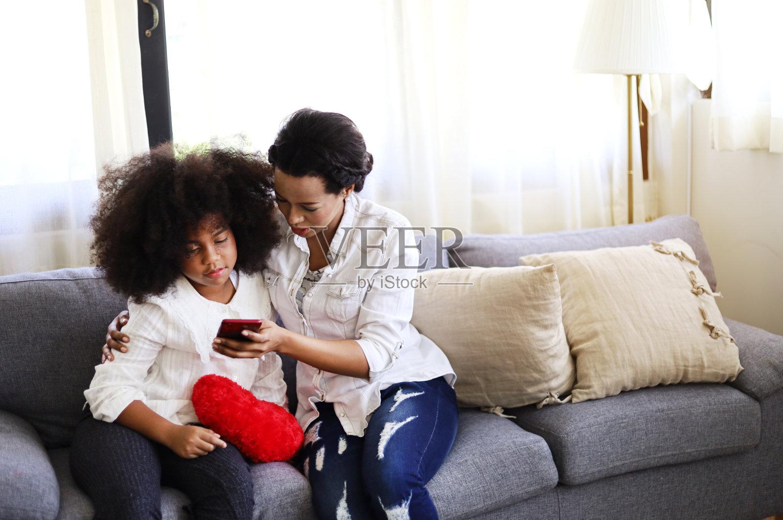 美国小女孩微笑肖像和在家休息的假期周末。照片摄影图片