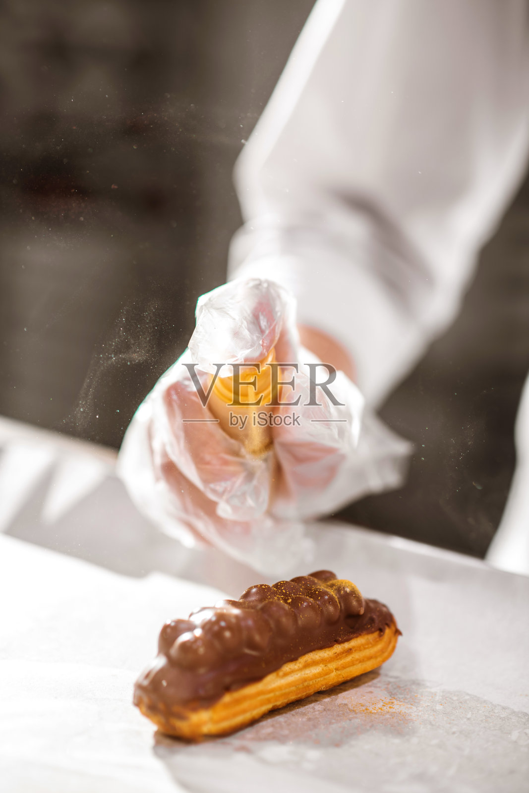 巧克力泡芙上的手工喷涂装饰照片摄影图片