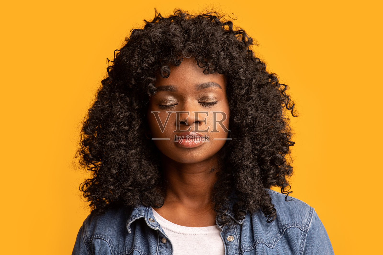 安静的黑人女士闭着眼睛，特写肖像照片摄影图片