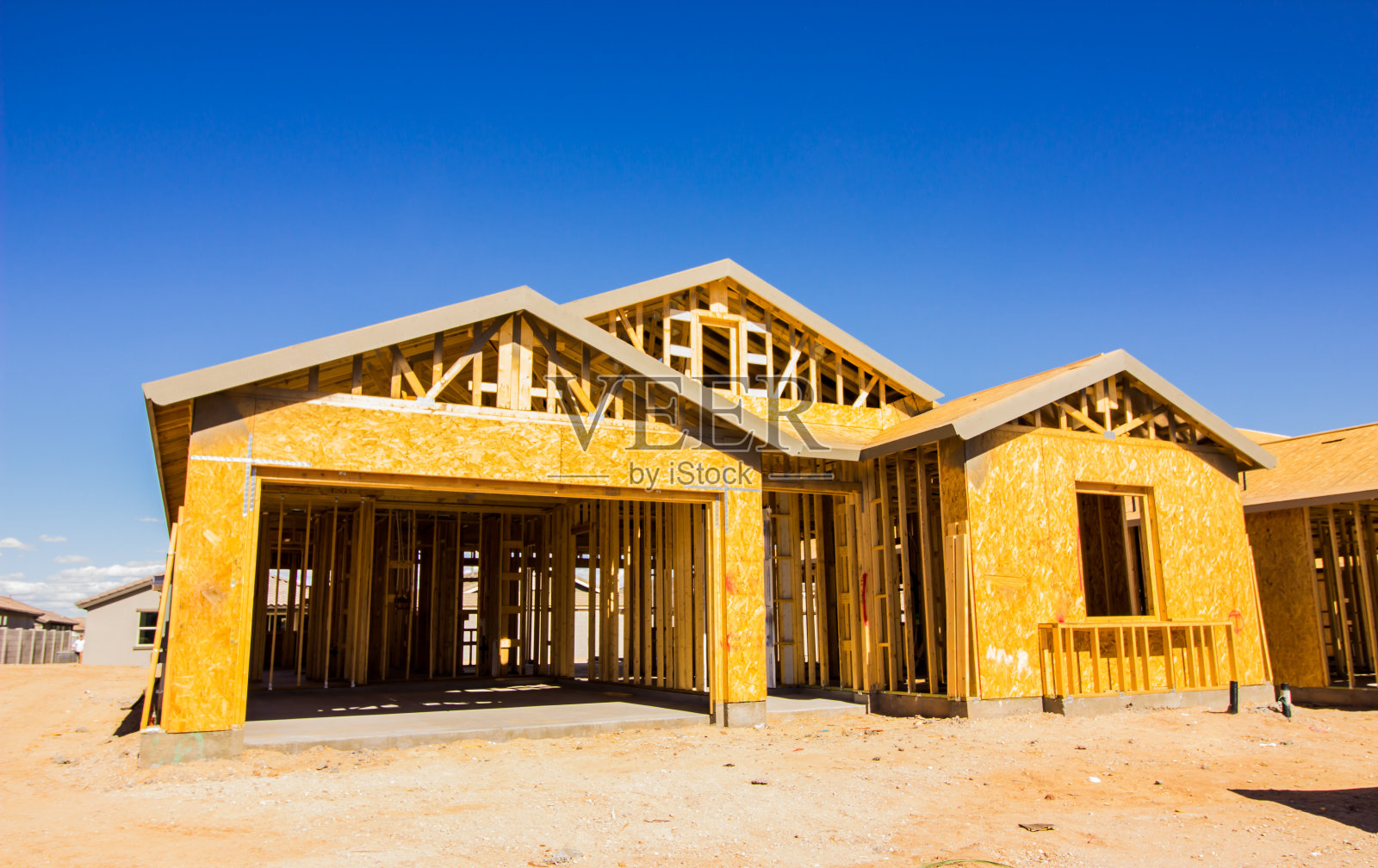 在框架阶段的新房屋正在建设中照片摄影图片