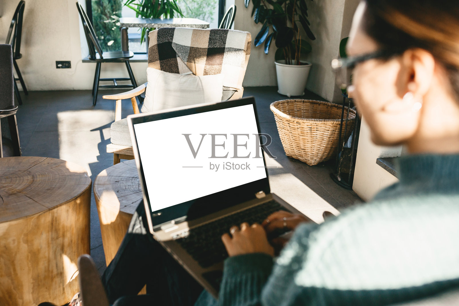 女孩用的是笔记本电脑模型。照片摄影图片