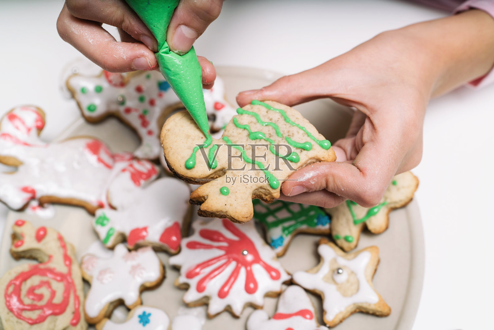 小女孩正在做传统圣诞饼干。准备圣诞姜饼照片摄影图片