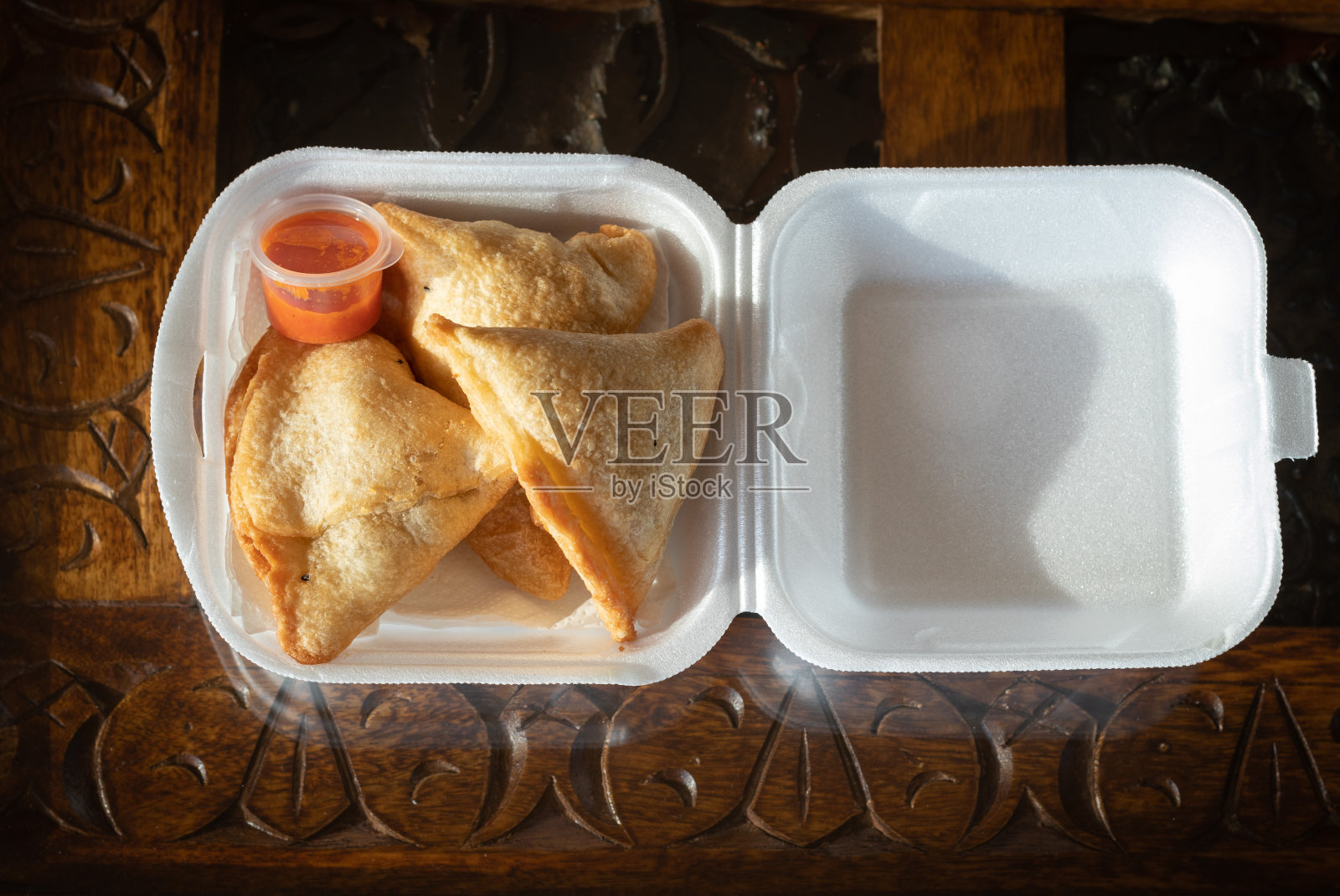 现代萨莫萨与红辣椒酱照片摄影图片