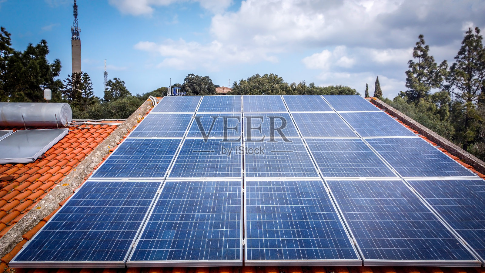 阴天私人住宅屋顶上的光伏板照片摄影图片