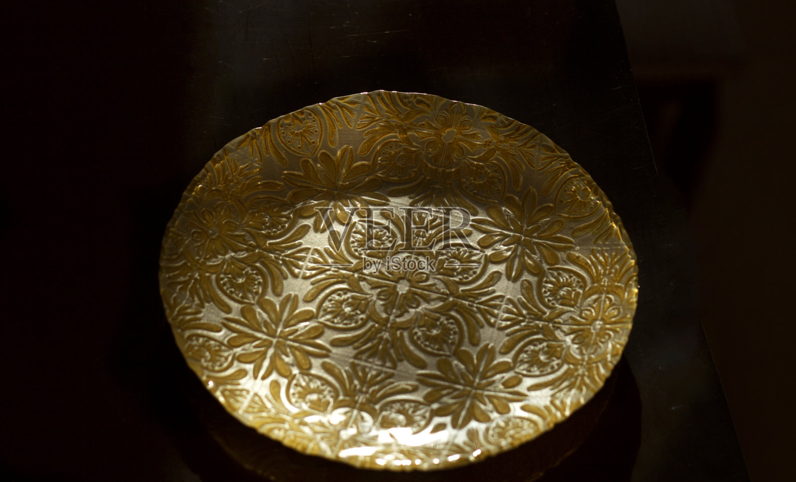 黄色图案板上的黑色背景照片摄影图片