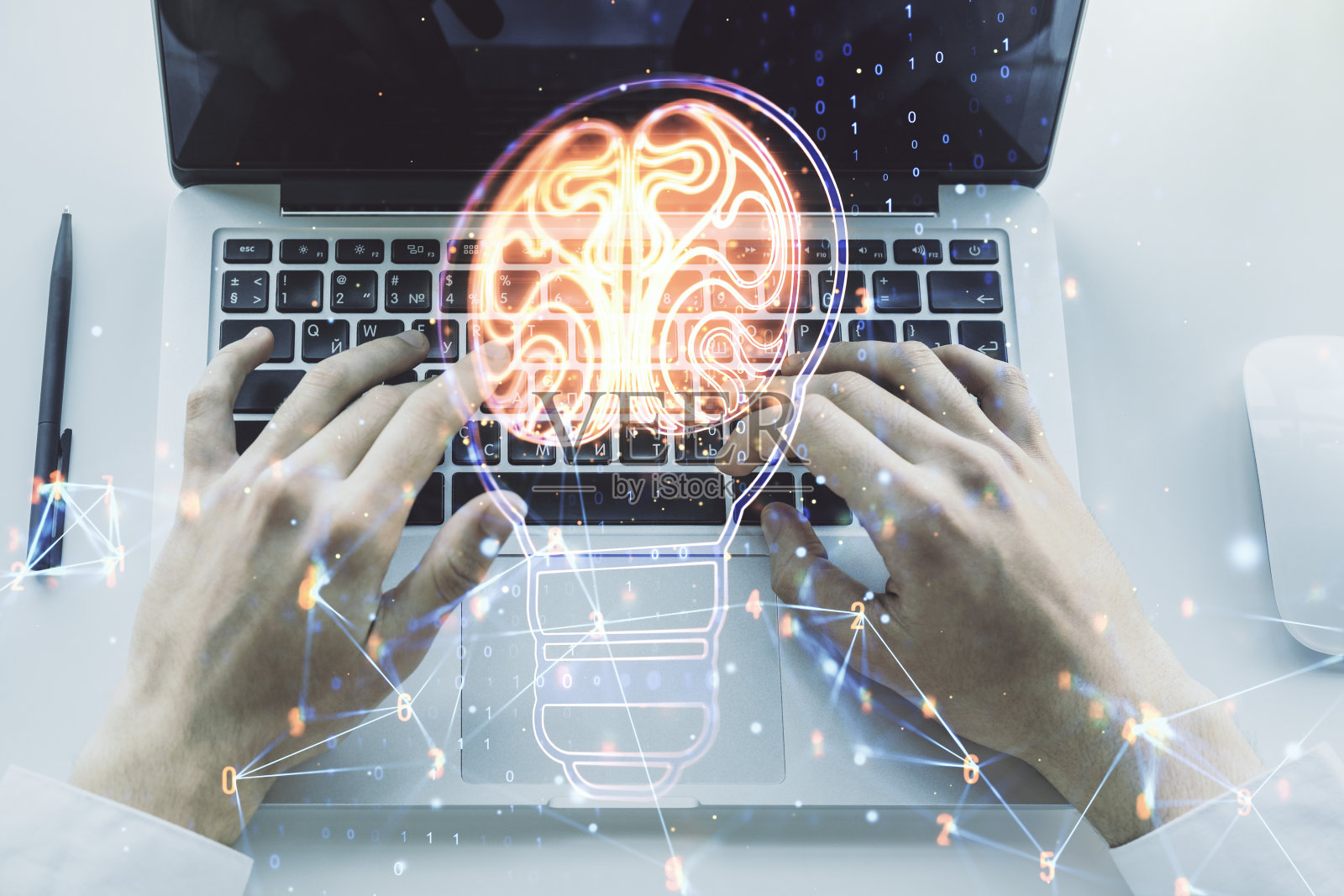以人脑和双手敲击电脑键盘为背景的创意灯泡插图，未来的技术概念。Multiexposure照片摄影图片